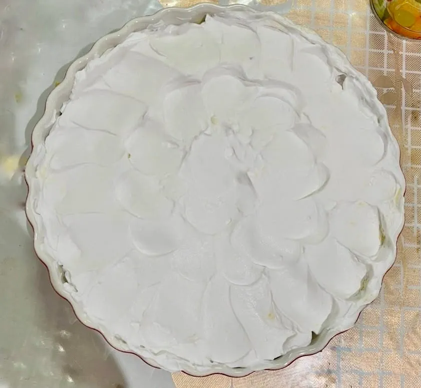 Step 4: Whip the whipping cream with a little icing sugar until light and fluffy. Spread it evenly